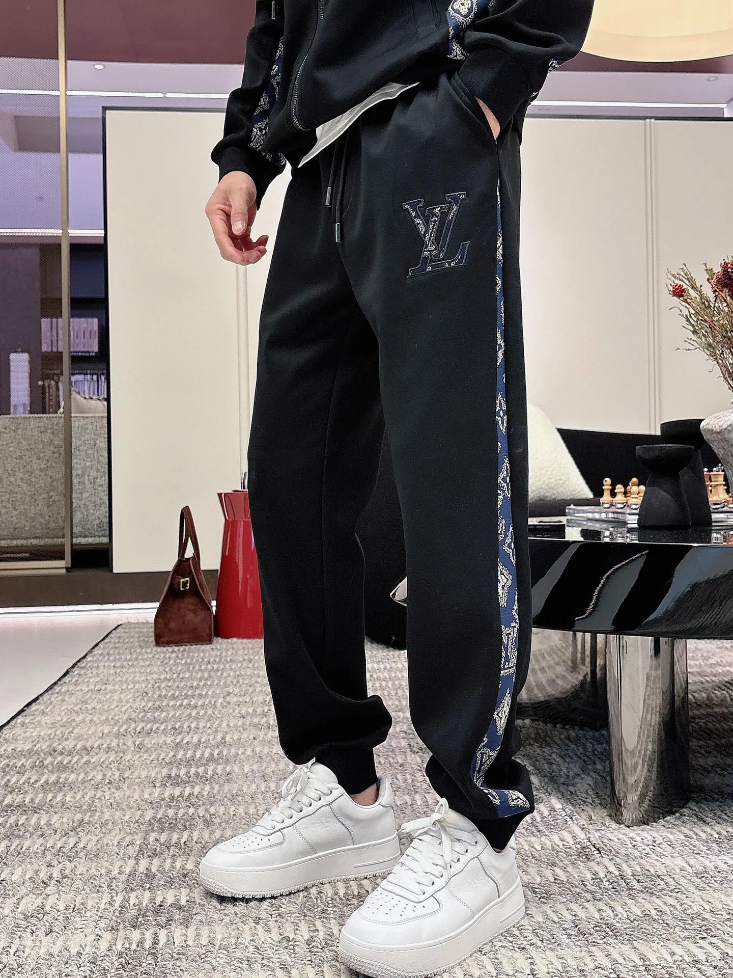 🅿️720 [LV Louis Vuitton] hot-selling suit is coming. Focus on the original version of the official website. 2025 new hot-selling cardigan and sweatshirt suit. The original order is the best. 🇭🇰The meticulous work of top designers. It has a fitting and perfect upper body effect. All-natural high-quality Tencel Roman cotton 100%, close-fitting comfort, noble and elegant! Original hardware embodies elegance and nobility! Counter size: M-3XL (maximum wear up to 190 pounds)